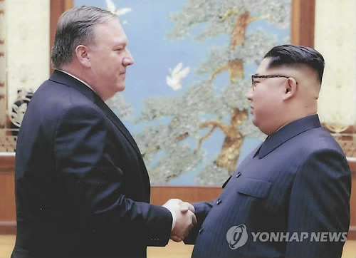 김정은 북한 국무위원장과 마이크 폼페이오 미국 국무장관이 올해 부활절 주말(3월31일~4월1일) 북한에서 만나 악수하는 모습 [AFP=연합뉴스]