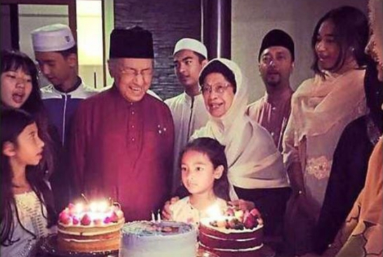 마하티르 모하맛 전 말레이시아 총리가 2015년 가족들과 함께 90번째 생일을 맞고 있다. / 장남 무크리즈 마하티르 페이스북 캡처