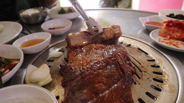 ‘종점숯불갈비’의 대표 메뉴 이자 ‘고독한 미식가’ 고로상이 먹고 갔다는 돼지갈비 / 김유섭 기자