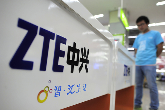 중국의 통신장비업체인 ZTE가 미국의 제재 조치에 영업중단을 선언했다. 사진은 중국 우한에 있는 ZTE 매장의 모습. [AP=연합뉴스]
