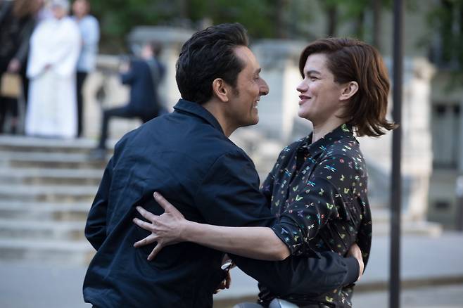 넷플릭스 오리지널 <거꾸로 가는 남자> 스틸 사진. 주인공 다미앵(빈센트 엘바즈, 왼쪽)과 알렉산드라(마리-소피 페르다느, 오른쪽). ⓒ넷플릭스