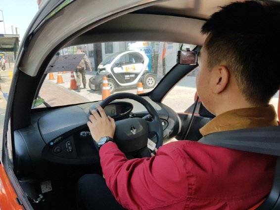 BBQ 본사 직원이 트위지를 운행하고 있다. (사진= 강신우 기자)