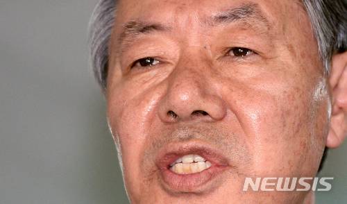 【서울=뉴시스】임태훈 기자 = 최순실씨의 변호인 이경재 변호사가 지난해 7월 서울 서초구 정곡빌딩에서 '정유라 출석 진실 공방'과 관련해 기자회견을 하고 있다.2017.07.14.taehoonlim@newsis.com