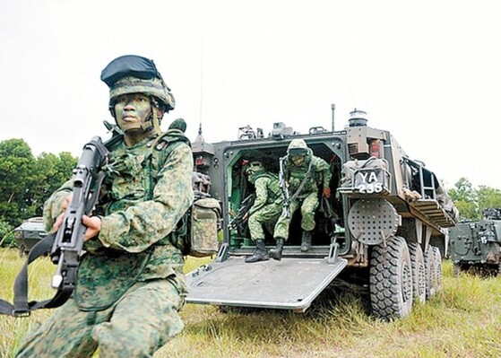 싱가포르가 대만 남부에서 진행하는 싱광(星光)계획의 현장. 싱가포르군이 장갑차를 타고 전술 훈련을 하고 있다. 국토가 좁은 싱가포르에선 기갑부대는 물론 포병 사격 훈련도 쉽지 않다.