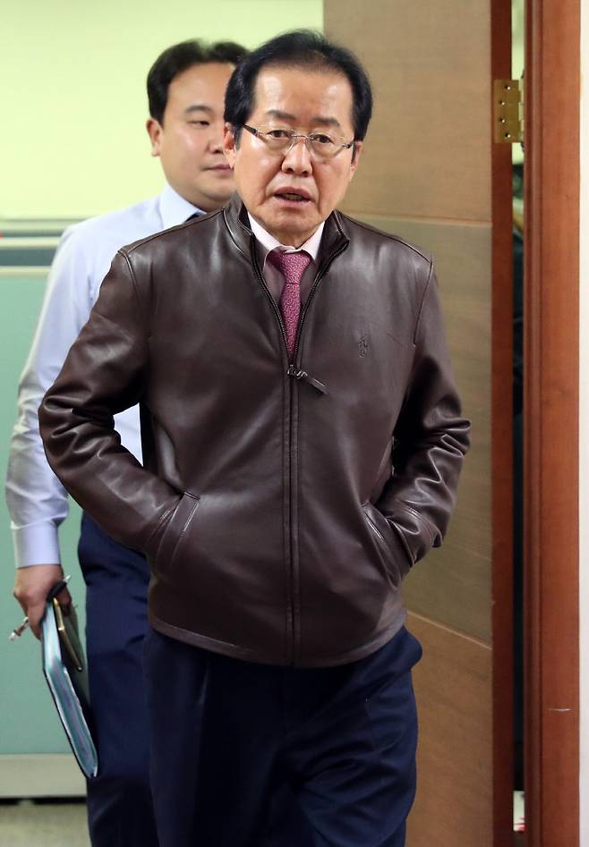 자유한국당 홍준표 대표가 가죽점퍼 차림으로 서울 여의도 당사 대표실을 나서고 있다. 연합뉴스