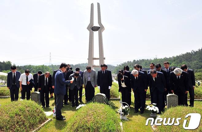 광주시교육청 교직원 30여명이 15일 광주 북구 운정동 국립5.18민주묘지를 참배하고 있다.(광주시교육청 제공)2018.5.16/뉴스1 © News1