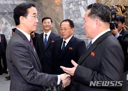 조명균 통일부장관과 리선권 조국평화통일위원회(조평통) 위원장이 지난 3월29일 판문점 북측 통일각에서 열린 남북 고위급회담을 마친 뒤 악수를 나누고 있다. /사진=뉴시스
