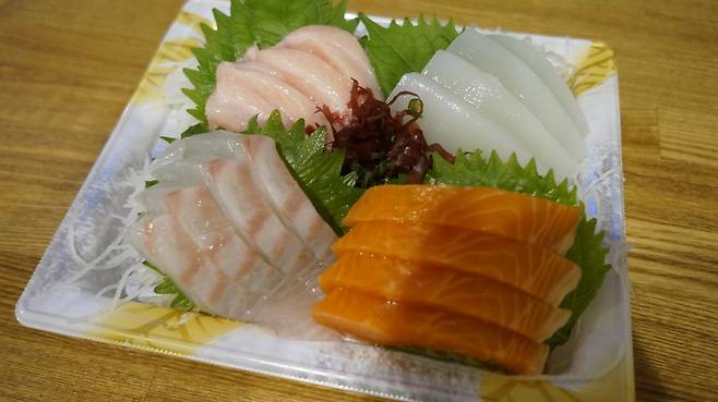 일본 마트의 생선회 모둠 ⓒ이동규