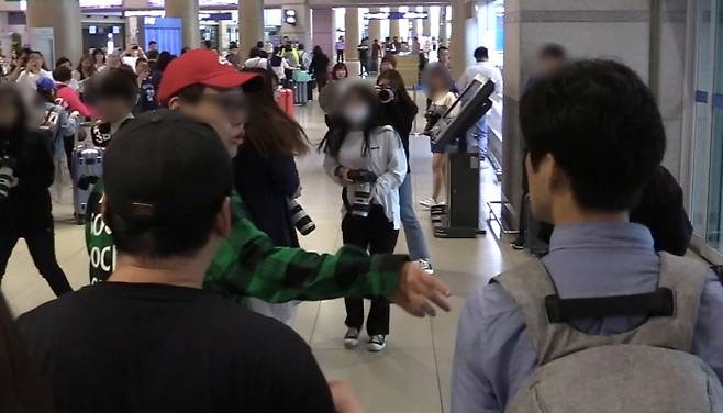 공항에서 취재진에게 욕설을 하고 있는 SM엔터테인먼트 관계자. 목격자 제공