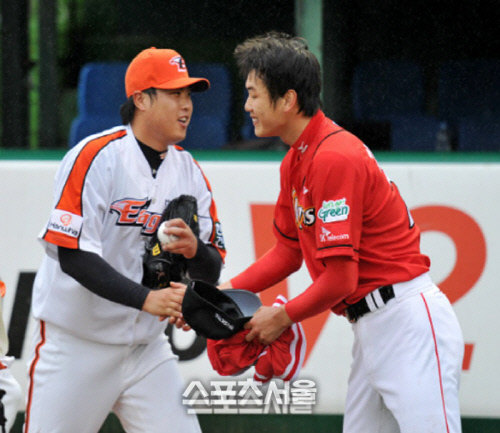 2010년 5월 23일 SK 김광현(오른쪽)과 한화 류현진(현 LA다저스)이 맞대결을 펼칠 예정이었으나 비로 취소됐다. 스포츠서울DB