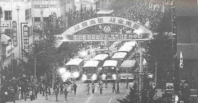 1980년 5월 20일 오후 광주 택시 200여대와 버스 11대는 시민들과 함께 금남로에서 차량시위를 벌였다. [전남대학교 5.18연구소]