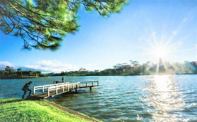 달랏 호수 풍경. 평화로운 분위기가 느껴진다. (사진=소나기투어 제공)