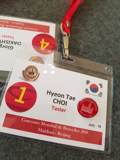 심사위원들은 소속 국가의 국기와 심사팀 번호가 표시된 패찰을 받는다