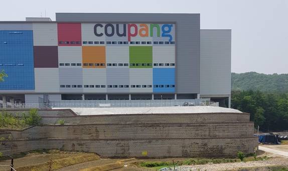 경기도 이천시 쿠팡 덕평물류센터 전경. 아래쪽 옹벽에 지반침하로 균열이 발생하고 있다. 옹벽 위로 빗물을 막기 위해 덮어놓은 하얀 비닐이 보인다. /김지현 인턴기자