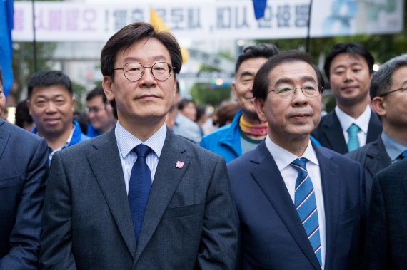 지난 17일 광주에서 열린 제38주년 5.18 전야제에 참석한 더불어민주당 경기지사 후보인 이재명 전 성남시장(왼쪽)
