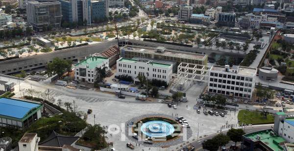 현재 아시아문화전당(ACC)의 일부로 보존중인 구 전남도청사. 중앙의 본관과 좌측의 회의실은 근대건축의 양식적 보존 가치가 높다. 가장 우측의 별관은 왼편을 철거해 ACC의 입구로 삼았다. 별관 3층은 도청사 보존 대책위가 위치해 공존하고 있는 상태다.(사진=뉴시스)