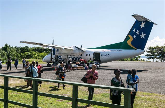기조에서 문다를 들르는 솔로몬 비행기. 좌석이 지정되어 있지 않아 선착순 탑승이다. ⓒMJ Jun2