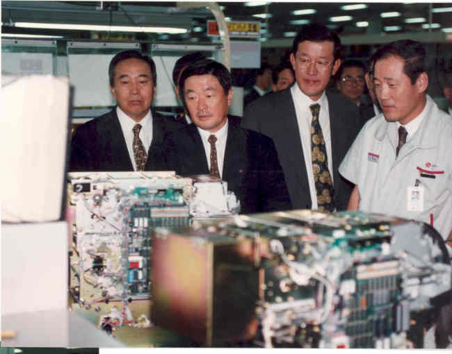 1995년 10월 구본무 회장(왼쪽 두 번째)과 허창수 당시 LG전선 회장(세 번째)이 LG전자 평택공장을 찾아 라인을 점검하고 있다. [사진제공=LG]