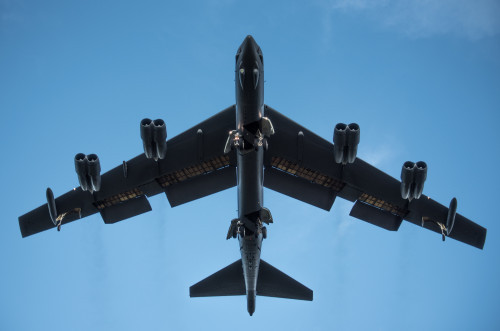 미국 공군 전략폭격기 B-52H가 활주로를 이륙해 임무 수행 공역으로 이동하고 있다. 미국 공군 제공