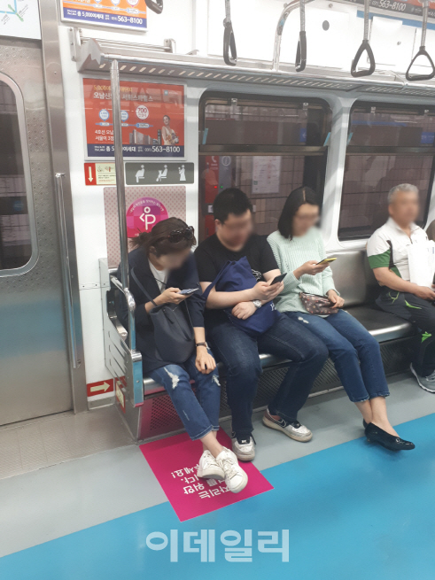 지난달 30일 오후 서울 지하철 4호선 당고개행 열차에서 한 중국인 관광객이 임산부석에 앉아 있다.(사진=조해영 기자)