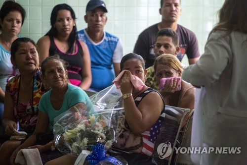 쿠바 여객기 추락 사고로 가족을 잃은 슬픔에 잠긴 유족들 [AP=연합뉴스]
