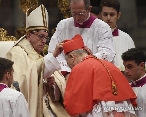 2016년 11월 신임 추기경 임명식을 하는 프란치스코 교황(왼쪽)[EPA=연합뉴스 자료사진]