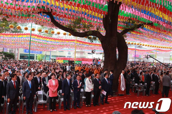 불기 2562년 부처님 오신날인 22일 오전 서울 종로구 조계사에서 열린 부처님오신날 봉축법요식에 여야 의원들을 비롯한 국무위원들이 참석하고 있다. 2018.5.22/뉴스1 © News1 이동원 기자