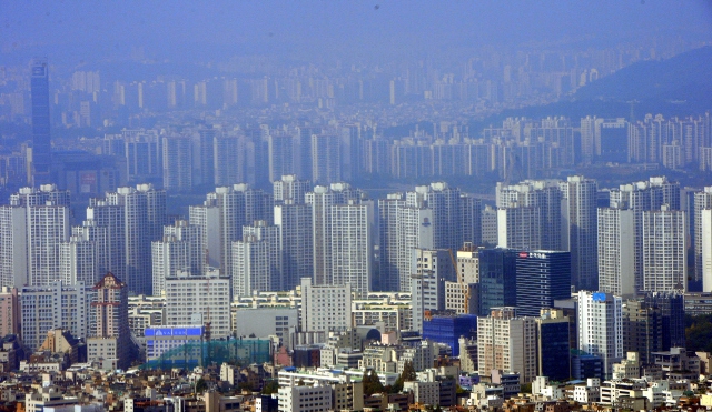 한국은 아파트 위주 주거 형태여서 가정용 충전기를 설치하기가 쉽지 않다. 한겨레 자료사진