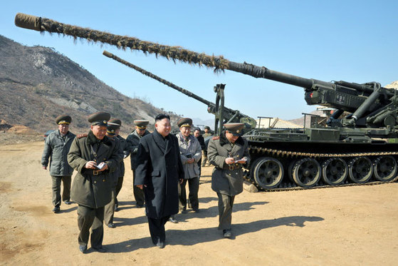 2013년 3월 12일 인민군 제641군부대를 시찰하며 170mm 자주포(곡산포)를 둘러보는 북한 김정은 국무위원장, 자주포에 '주체포'라는 문구가 붙어있다. [사진 노동신문]