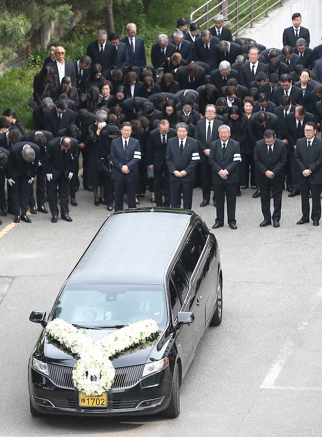 고 구본무 LG그룹 회장의 발인식이 엄수된 22일 오전 서울 종로구 서울대병원 장례식장에서 고인의 운구차량이 이동하고 있다. 변선구 기자