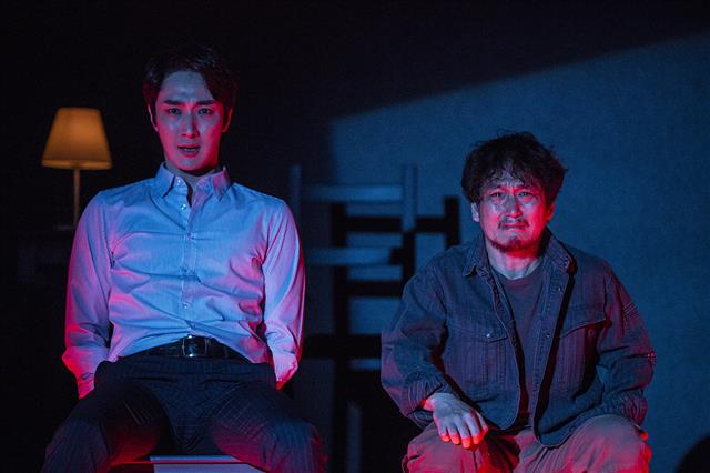 연극 ‘킬롤로지’에서 데이비의 아버지 알란(김수현·오른쪽)이 온라인게임 개발자 폴(김승대)을 의자에 결박한 후 데이비가 살해되는 모습이 촬영된 DVD 화면을 보며 오열하고 있다.연극열전 제공