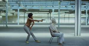 차일디시 감비노가 ‘디스 이즈 아메리카’ 뮤직비디오에서 복면을 뒤집어쓴 남성을 향해 총을 겨누고 있다. /유튜브 캡처