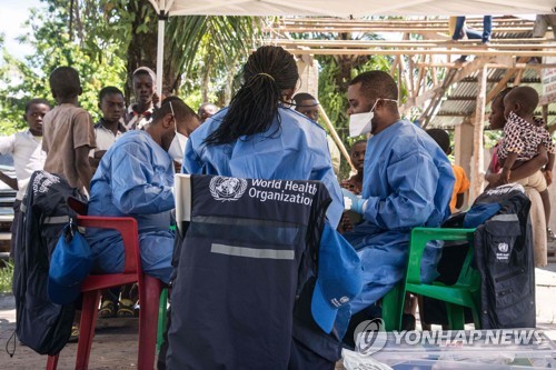 세계보건기구(WHO) 의료진이 21일(현지시간) 콩고민주공화국 음반다카에서 에볼라 백신 예방접종을 시작할 준비를 하고 있다. [AFP=연합뉴스]