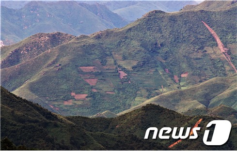 북한 김화군 금성천 일대. 산지 비탈면의 다락밭이 곳곳에 나타난다.(녹색연합 제공) © News1