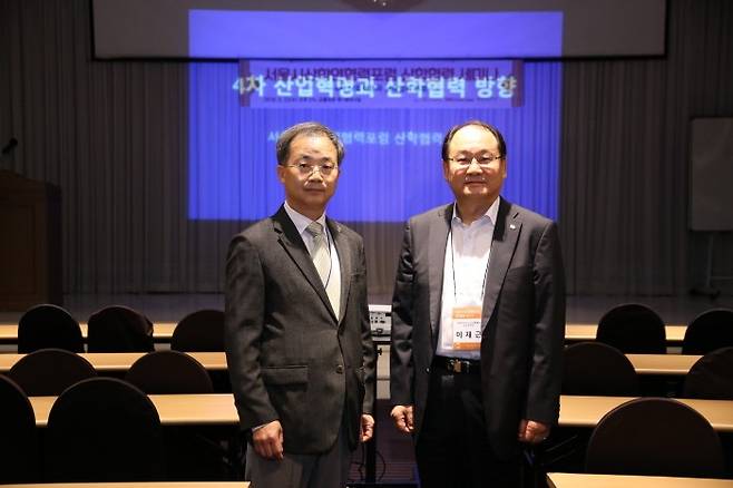 서울시산학연협력포럼 측은 지난 23일 서울 송파구 교통회관에서 '2018-2차 서울시산학협력포럼 산학협력 세미나'가 개최됐다고 밝혔다. (왼쪽부터)박진배 서울시산학연협력포럼 회장과 이재근 한국IT비즈니스협회 상근부회장이 기념촬영하고 있다. (사진=서울산업진흥원(SBA) 제공)