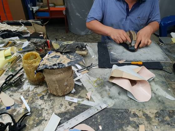 지난 17일 서울 성동구 성수동 수제화 공장 내 제화공이 구두를 만들고 있다. 여성국 기자