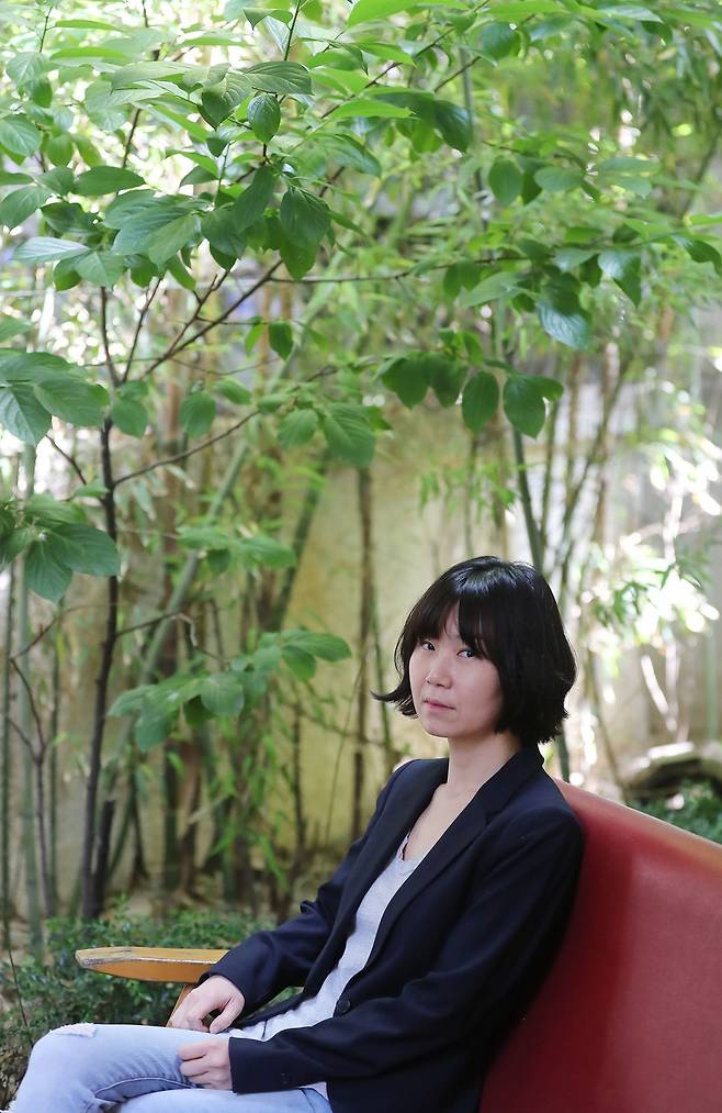<82년생 김지영>의 작가 조남주가 신작 소설집 <그녀 이름은> 출간을 맞아 24일 오전 서울 마포구 합정동 다산북카페에서 인터뷰를 하고 있다. 신소영 기자 viator@hani.co.kr