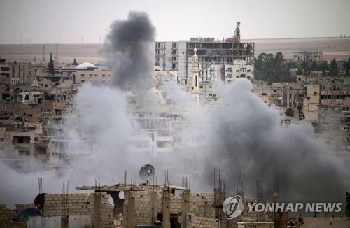 22일 시리아 친정부군의 포격으로 연기가 솟는 반군 점령지 다라 [AFP=연합뉴스]