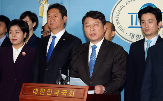 더불어민주당 최재성 정당발전위원장(가운데)이 3월29일 국회 정론관에서 송파을 재선거 출마를 선언하고 있다. 변선구 기자