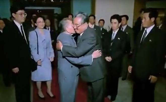 - 김일성(오른쪽) 전 북한 국가주석과 덩샤오핑 전 중국 국가주석이 1989년 11월 중국 베이징에서 만나 헤어지면서 양볼을 맞대는 ‘형제의 키스’를 나누고 있다. 조선중앙TV 유튜브 캡처