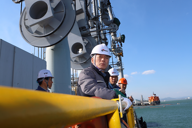 양수영 사장이 지난 4월초 석유비축기지를 방문해 안전점검을 실시하고 있는 모습. ⓒ 한국석유공사(KNOC) 제공