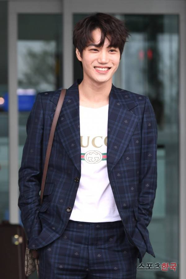 패션쇼 참석차 인천국제공항 제2여객터미널을 통해 프랑스 파리로 출국하고 있는 엑소 카이. 사진=장동규 기자 jk31@hankooki.com