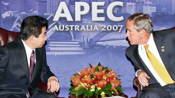 2007년 9월 APEC 참석차 호주 시드니를 방문한 노무현 대통령이 시드니 인터콘티넨탈호텔에서 미국의 부시 대통령과 정상회담을 하고 있다. 이 자리에서 종전선언, 평화협정 문제를 두고 두 정상의 이견이 표출됐고 통역 논란도 나왔다.[중앙포토]