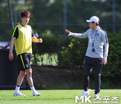 기성용이 러시아월드컵 대비 훈련 도중 신태용 감독의 지시를 듣는 모습. 사진=김재현 기자
