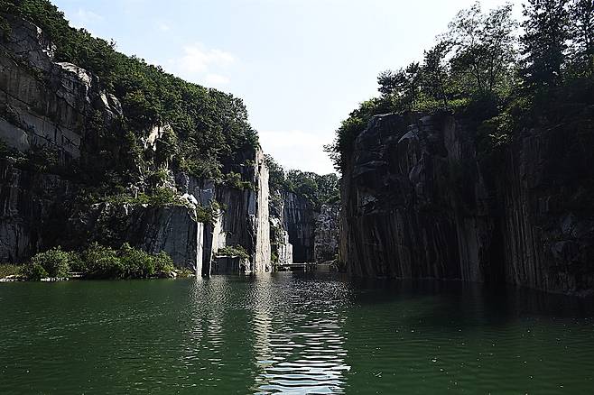 정면에서 바라본 천주호. 아트밸리의 핵심 경관은 기암 절벽과 조화를 이룬 천주호의 호수 풍경이다. ⓒ홍윤호