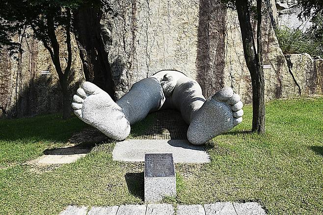 대표작 '바람의 소리를 듣다'. 바위에서 사람의 다리만 튀어나와 있다. 발상이 재미있는 작품이다. ⓒ홍윤호