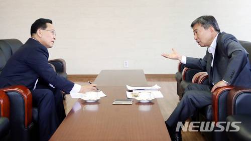 【서울=뉴시스】김진아 기자 = 김태기 단국대 경제학과 교수(왼쪽)가 28일 서울 중구 뉴시스 접견실에서 한국 경제의 위기 상황에 대해 김현호 뉴시스 상임고문과 인터뷰 하고 있다. 2018.05.30. bluesoda@newsis.com