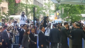 김영철(가운데) 북한 노동당 부위원장 겸 통일전선부장 일행이 미국 뉴욕을 방문해 맨해튼의 한 호텔에 들어가고 있다.