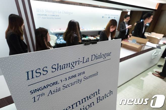 31일 싱가포르 샹그릴라 호텔에서 관계자들이 '아시아안보회의'(Asia Security Summit·일명 샹그릴라 대화)를 준비하고 있다. © News1 유승관 기자