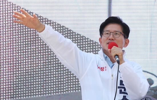 1일 오후 자유한국당 김문수 서울시장 후보가 서울 구로구의 한 백화점 앞에서 거리유세를 하고 있다. 뉴시스